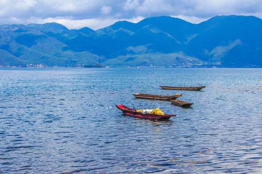 泸沽湖上的渔船