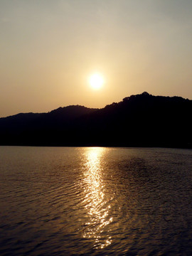 西湖绝美处夕阳盛开时