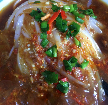 新疆特色美食小吃浇汁凉粉