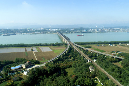 秋季航拍枝城长江大桥