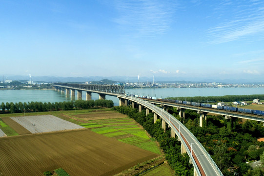 秋季航拍枝城长江大桥