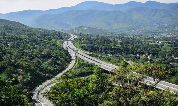 山腰上的高速公路