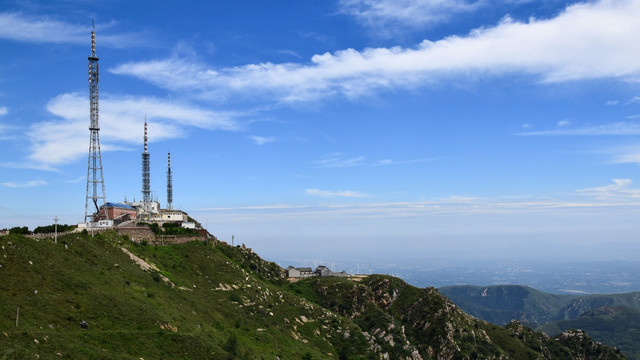 山顶上的信号转化塔