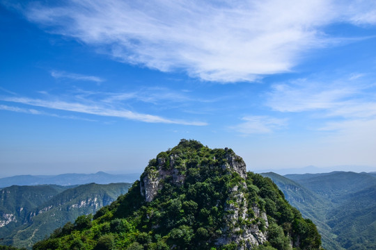 绿色山峰和蓝天白云