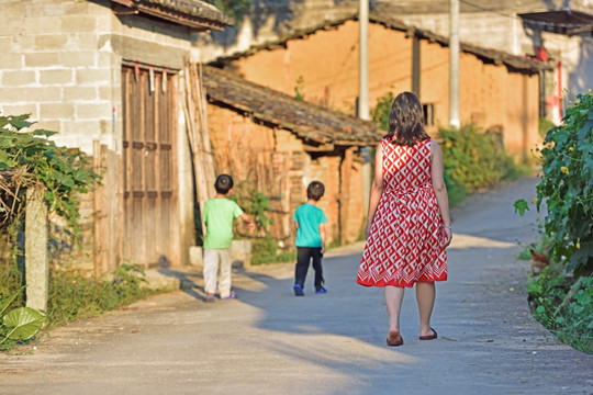 带小孩