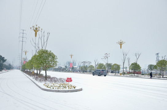 道路雪景