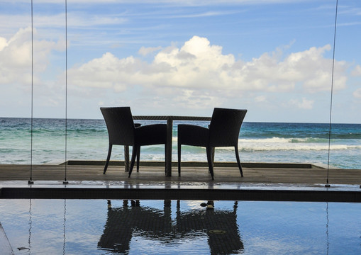 海边酒店双人桌椅海景房