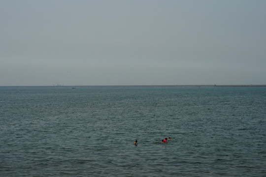 一家人在海里游泳嬉戏