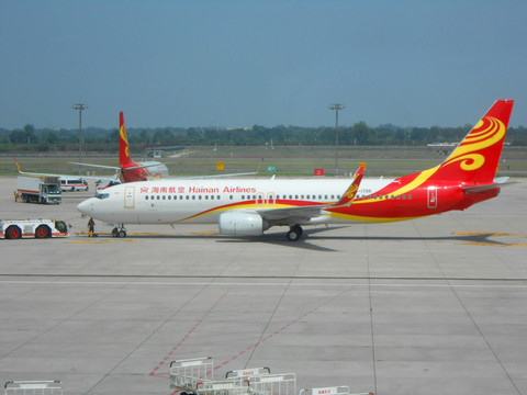 西安咸阳机场停机坪的民航客机