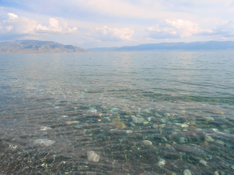 新疆赛里木湖清澈湖水水景