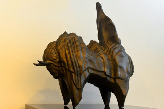 现代雕塑艺术骑牛归家