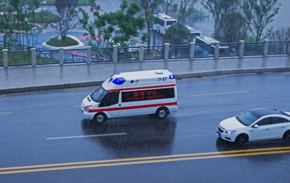 雨中行驶的救护车