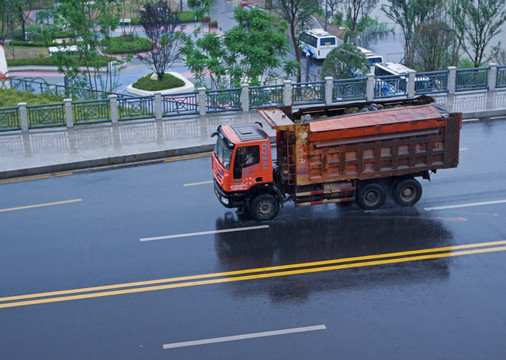 雨中行驶的大货车