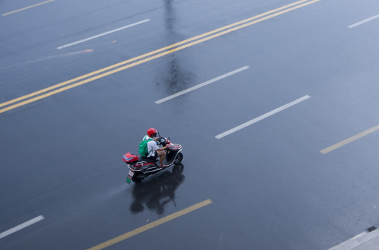 雨中行驶的摩托车