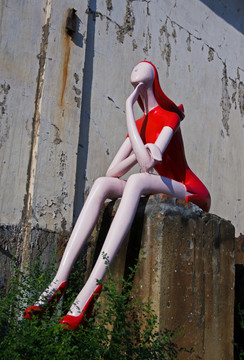 红衣女孩雕塑