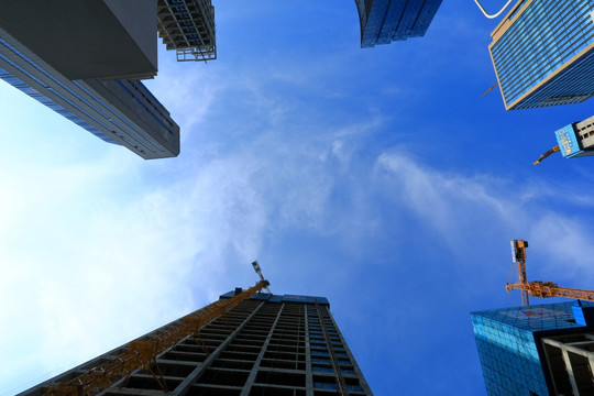 蓝天白云下的在建高楼