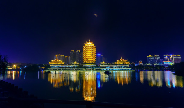 远景楼阁楼灯光夜景湖面倒影