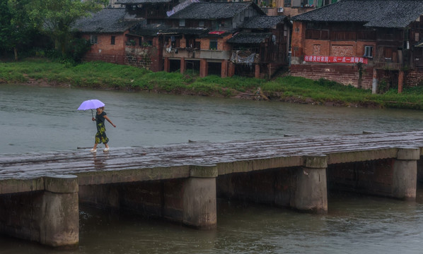 苏稽平桥下雨打伞女人