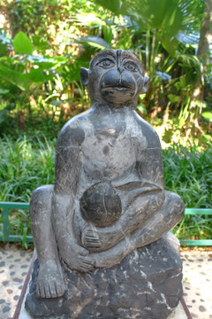 猴子献桃雕像