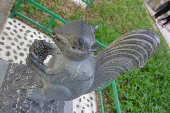 松鼠松果雕像
