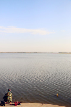 青格达湖湖边垂钓