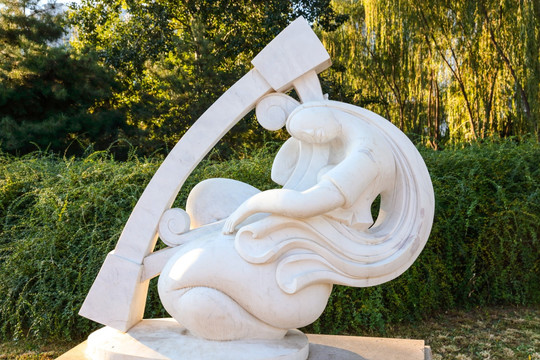 北京城市雕塑弹竖琴的姑娘