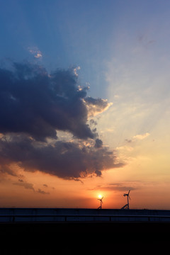夕阳下的风车