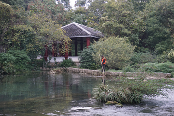 绿树环绕 河水