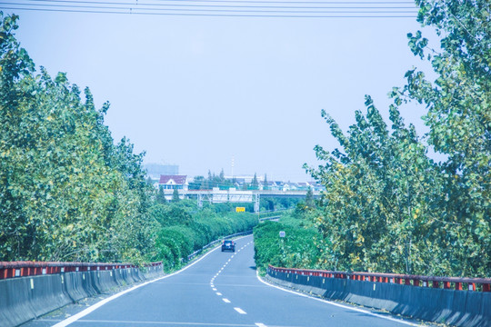 高速公路下坡路