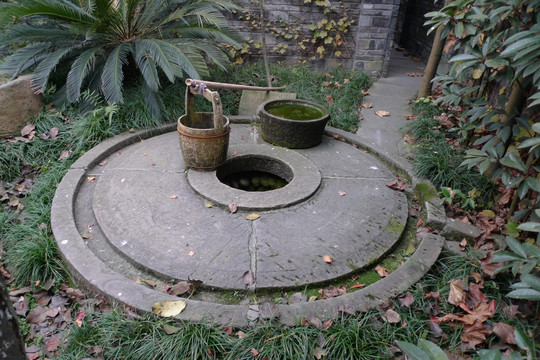 水井水桶