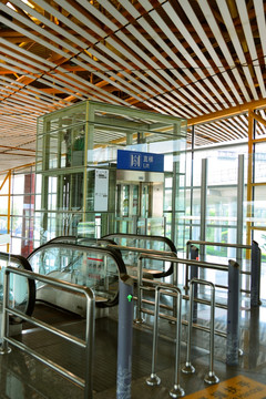 北京机场候机厅垂直升降电梯