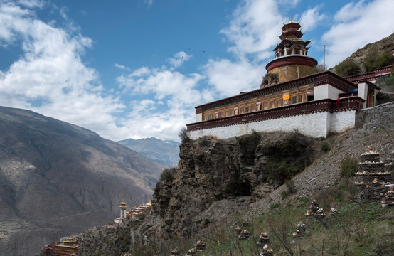 西藏洛卓沃龙寺