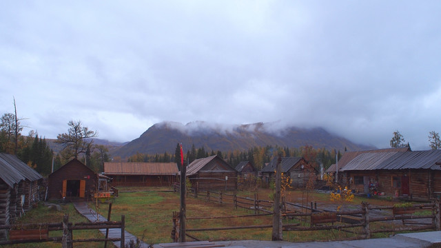 新疆阿勒泰喀纳斯山区秋景