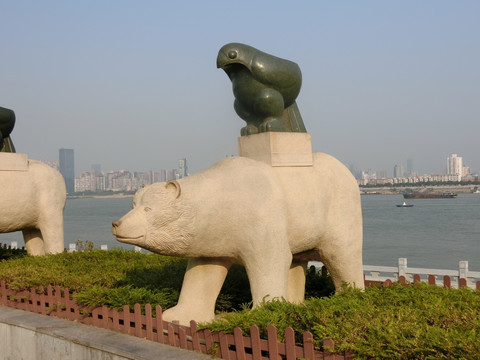 九鼎群雕中的熊鼎