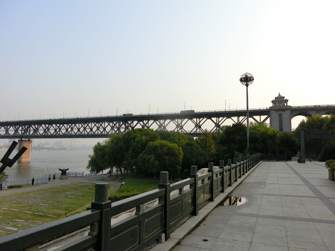 大禹神话园与武汉长江大桥