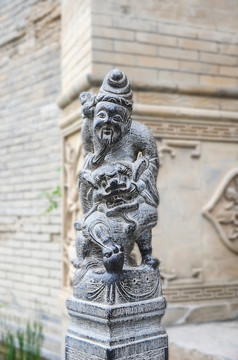 戏狮雕刻石柱