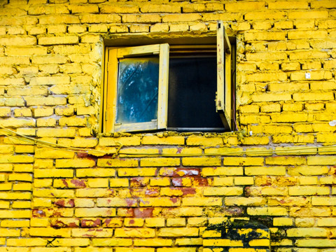 黄色砖墙窗户