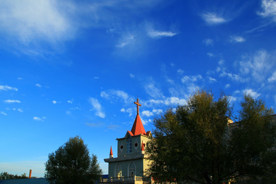 蓝天白云下的教堂