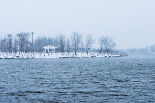 雪中湖畔