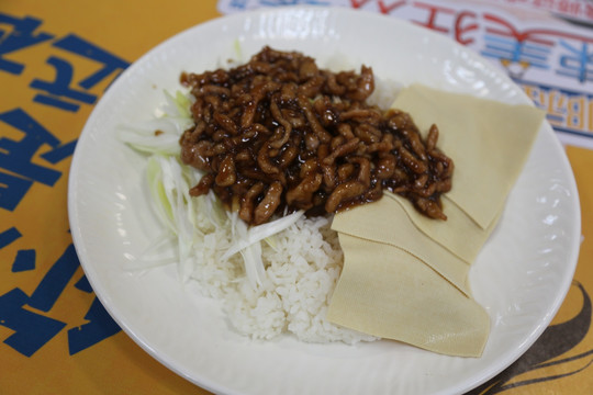 京酱肉丝盖饭