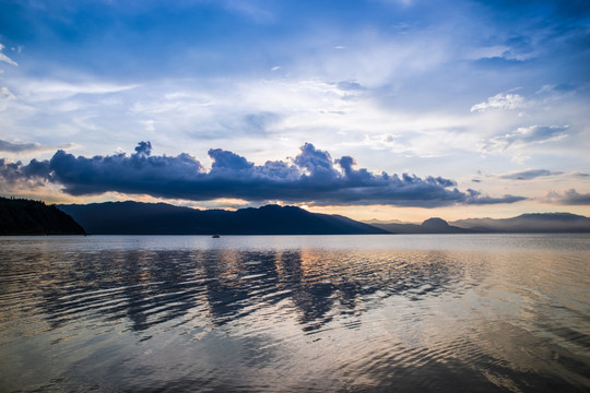 傍晚抚仙湖山水