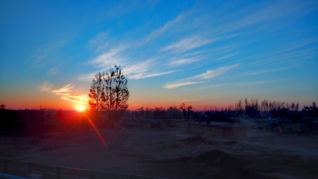 北疆阿勒泰戈壁滩清晨日出风光