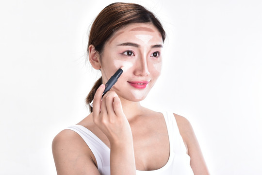 化妆的女人