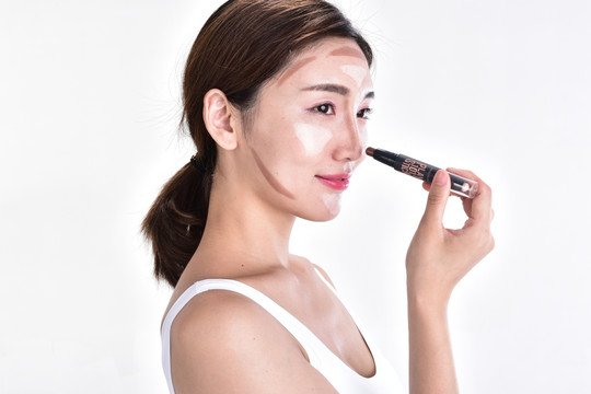 化妆的女人
