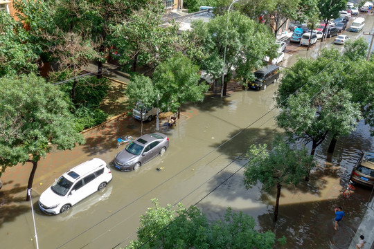 暴雨过后的街道