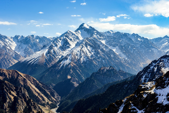 天山山脉卡拉乌成山无名峰