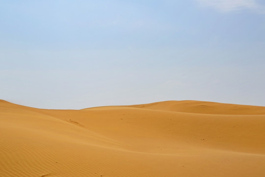 腾格里沙漠起伏的沙丘