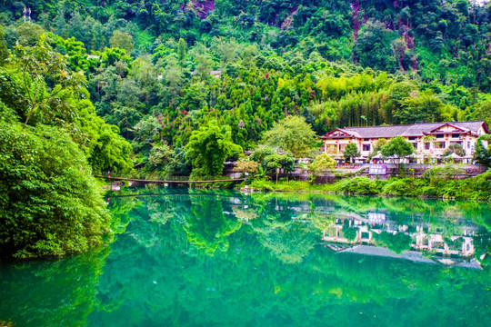 峨眉山清音阁湖泊