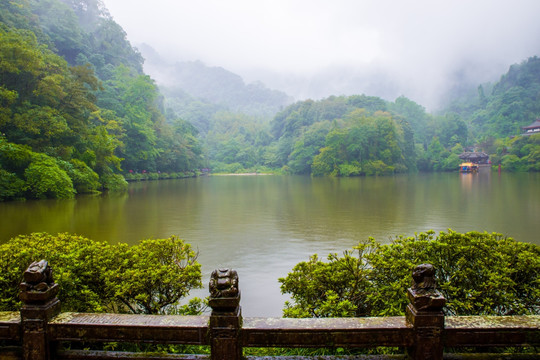 云雾青城山月城湖