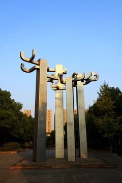 武汉纺织大学的雕塑
